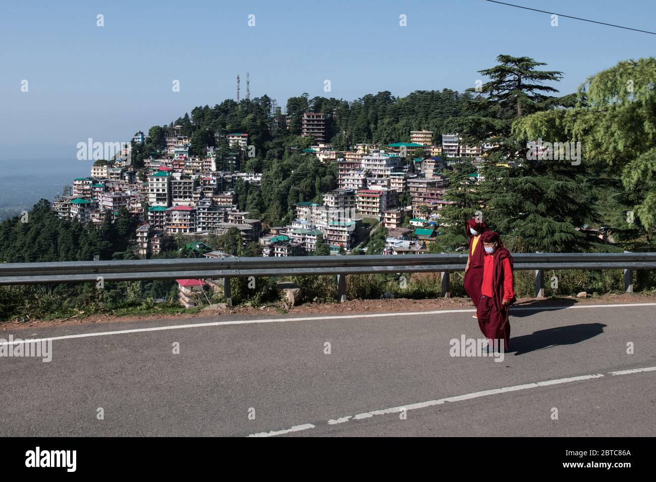 Monaci tibetani che indossano maschere protettive e la distanza sociale come precauzione per prevenire la diffusione del coronavirus COVID 19. Dharamshala, India. Foto Stock