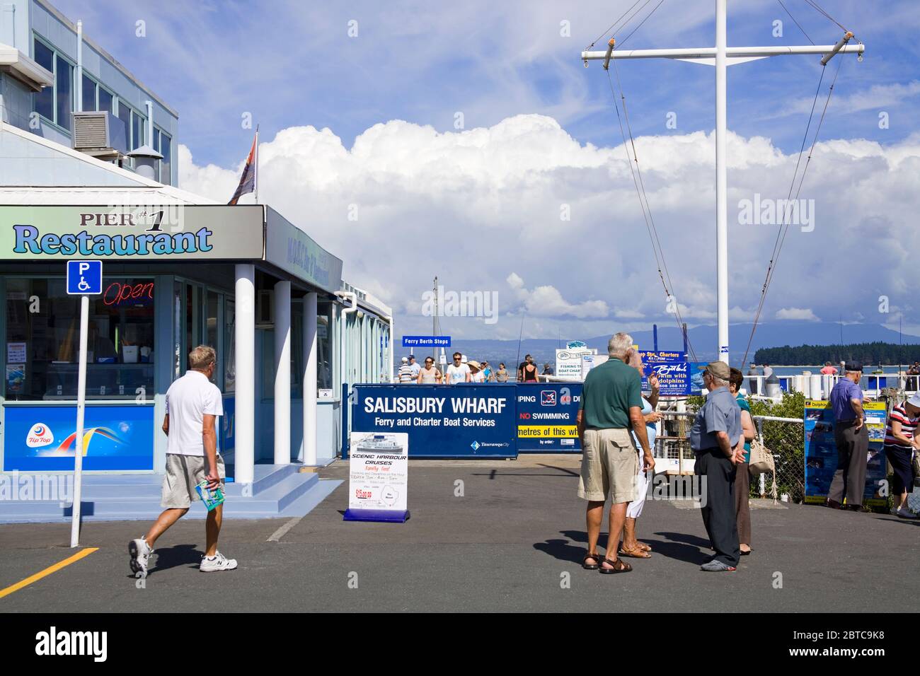 Traghetto al molo di Sailsbury a Mount Maunganui, Tauranga City, Isola del Nord, Nuova Zelanda Foto Stock