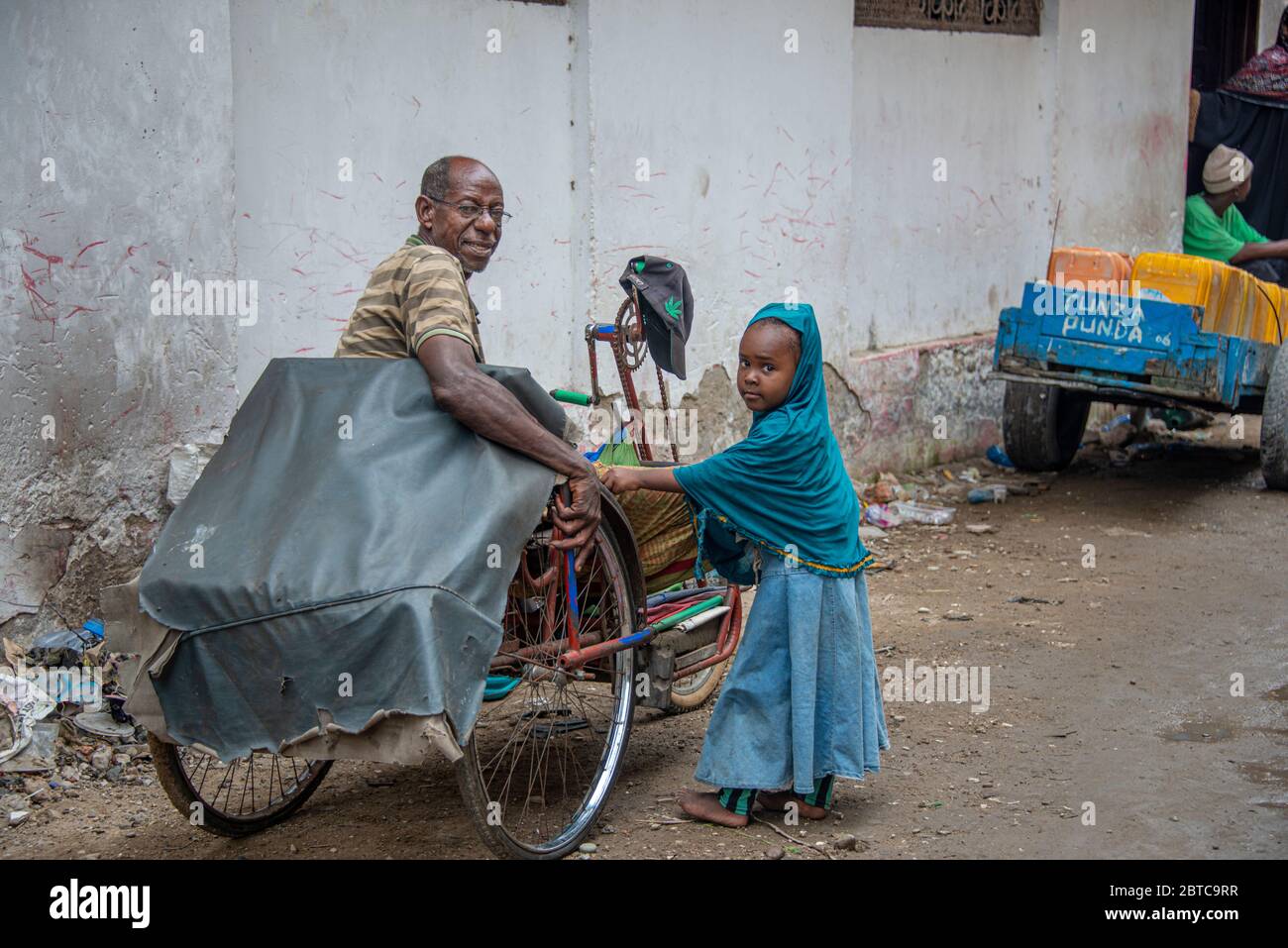 Bambina musulmana con un uomo in una bicicletta a pedale Foto Stock