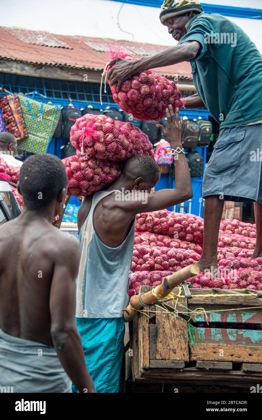 Uomini scarico camion di patate da portare sul mercato Foto Stock
