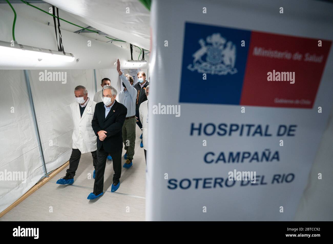 (200525) -- SANTIAGO, 25 maggio 2020 (Xinhua) -- il presidente cileno Sebastian Pinera (front R) visita un nuovo ospedale da campo nella capitale Santiago e nell'area metropolitana, Cile, 24 maggio 2020. L'ospedale da campo è il primo di cinque strutture temporanee che il governo deve erigere per alleviare il peso sugli ospedali standard. Le unità temporanee sono progettate per assistere i pazienti non COVID-19 che altrimenti occupano i letti ospedalieri necessari. (Ufficio Presidenziale cileno/Handout via Xinhua) Foto Stock