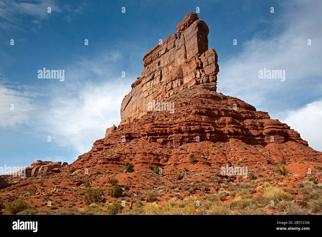 UT00595-00...UTAH - stretto butte che sorge sulla prateria nella Valle degli dei. Foto Stock