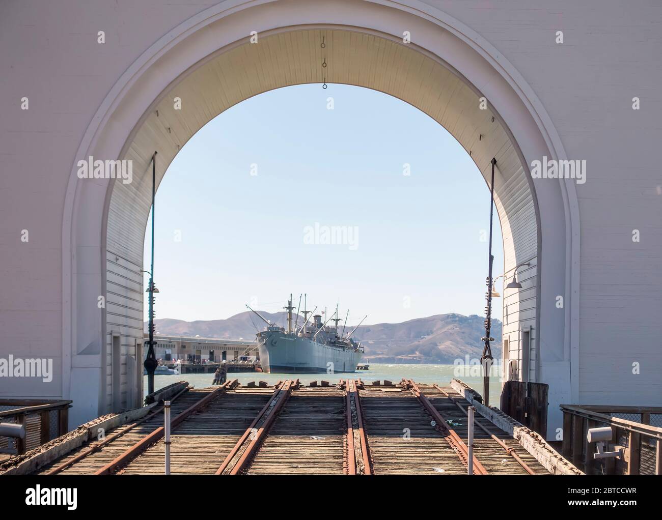 Nave Liberty SS Jeremiah o'Brien al molo 45, San Francisco, California, dall'arco del traghetto prima dell'incendio del maggio 2020 che distrusse parte del molo Foto Stock