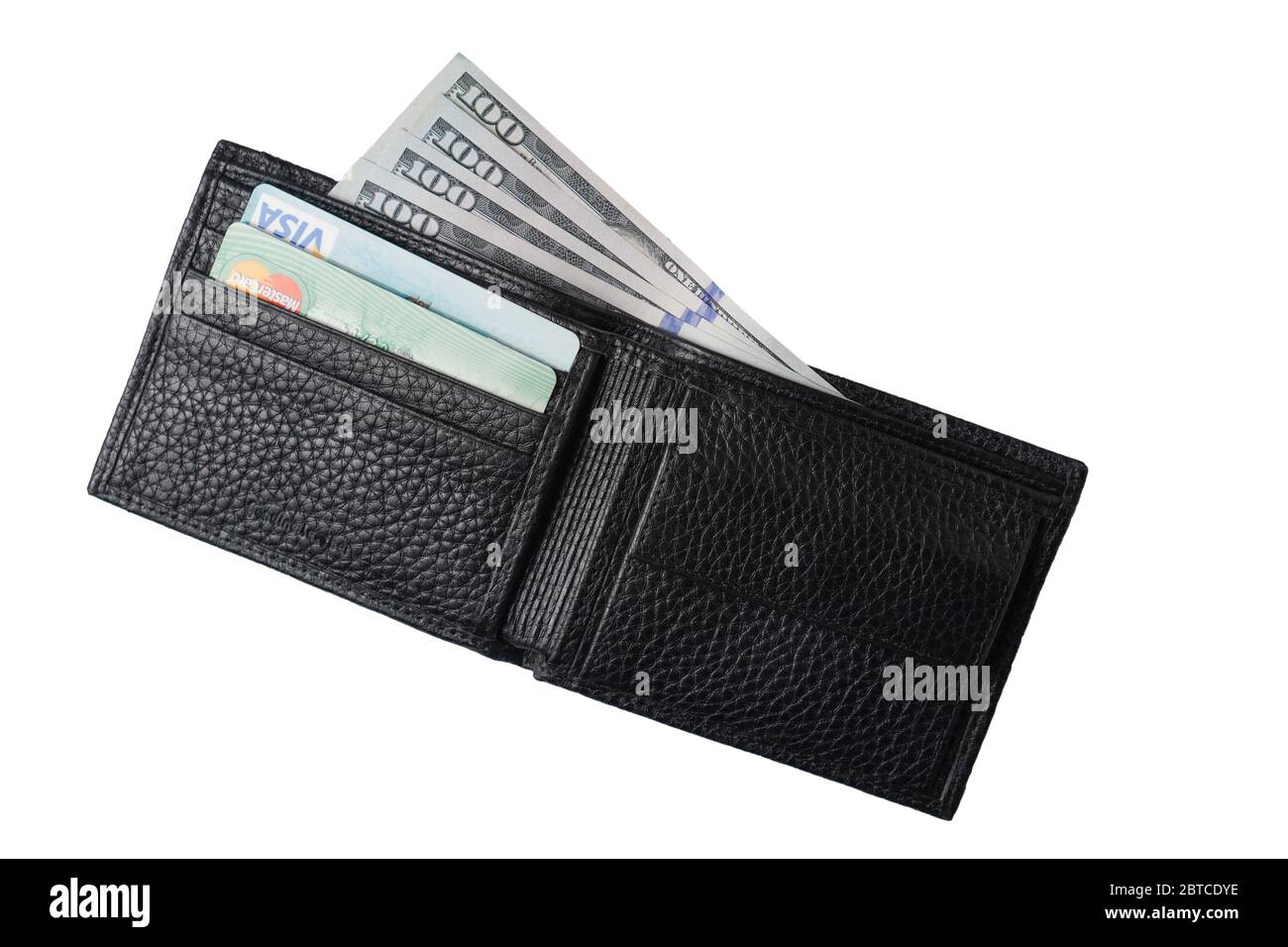 Odessa, Ucraina - 12 aprile 2020: Nuovo portafoglio in vera pelle nera con banconote e carta di credito all'interno, isolato su sfondo bianco. Vista dall'alto Foto Stock