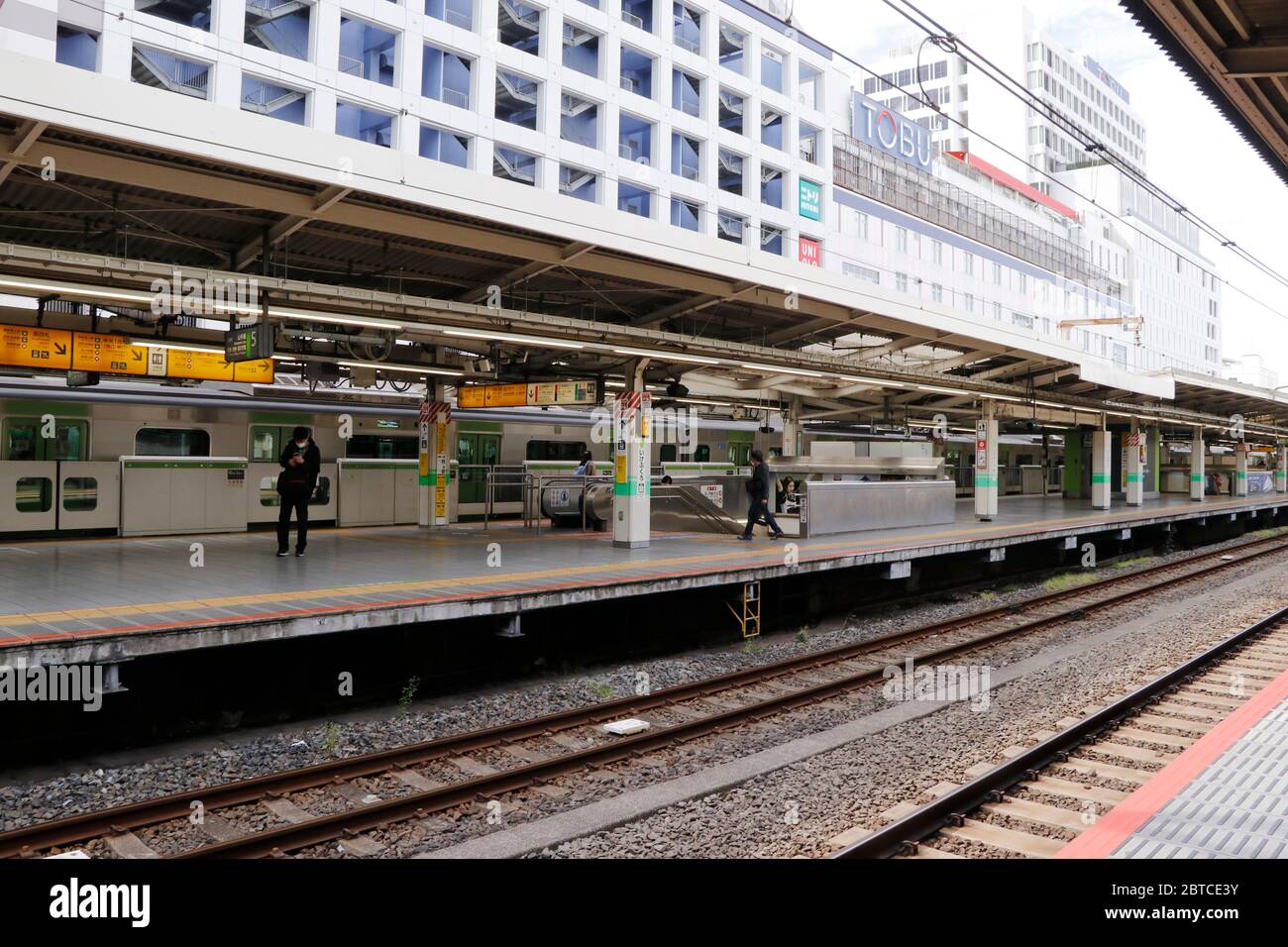 La stazione di Ikebukuro, una delle stazioni più trafficate di Tokyo, è stata tranquilla il primo fine settimana dopo le vacanze della settimana d'Oro. 10 maggio 2020. Foto Stock