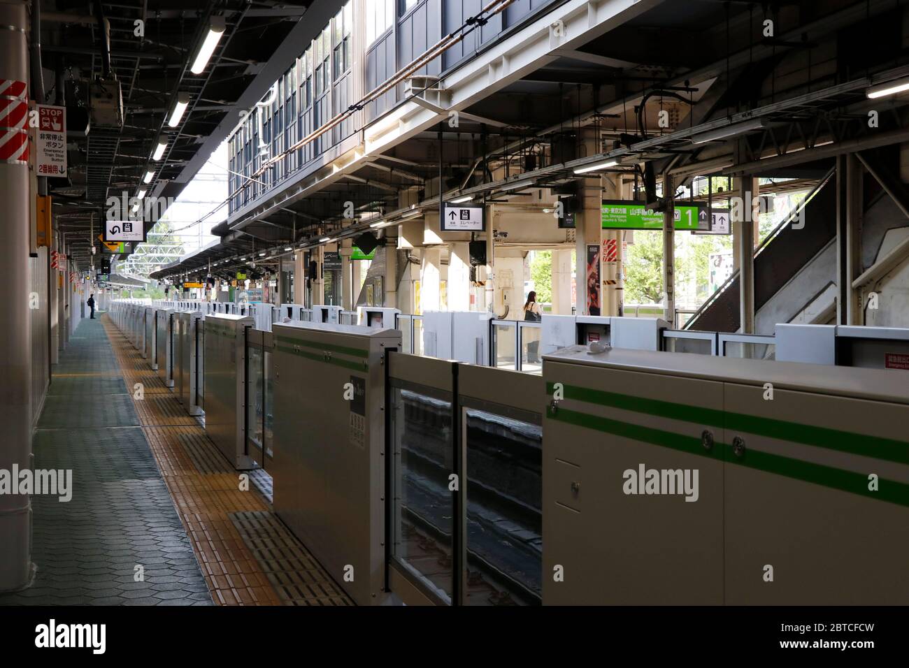 La stazione di Harajuku è stata tranquilla il 26 aprile 2020. Il governatore di Tokyo ha chiesto di rimanere a casa durante le vacanze della settimana d'oro. Foto Stock