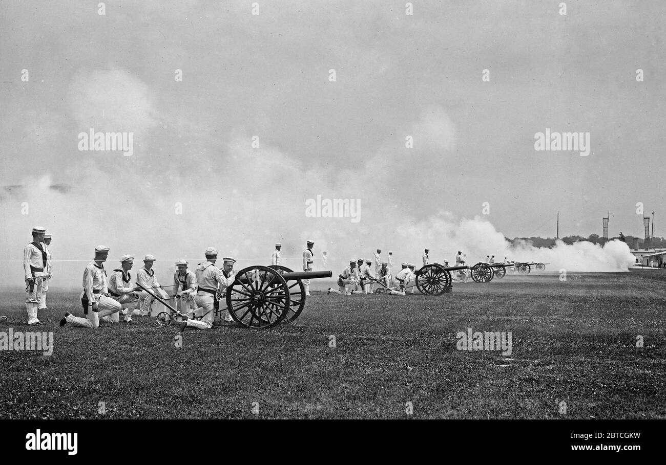 Trapano di artiglieria sul campus dell'accademia navale degli Stati Uniti, Annapolis, Maryland, giugno 1913 Foto Stock