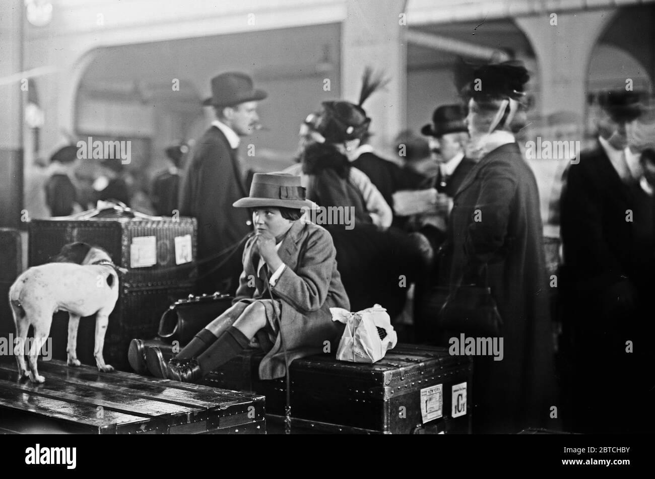 La foto mostra Henry 'Bamboo' Clews III sizing in cima a un tronco di vapore con il suo cane e pappagallo in una piccola gabbia al suo viaggio di ritorno dalla Francia. Clews era figlio dell'artista Henry Clews, Jr. E nipote dell'uomo d'affari Henry Clews, Sr. Foto Stock