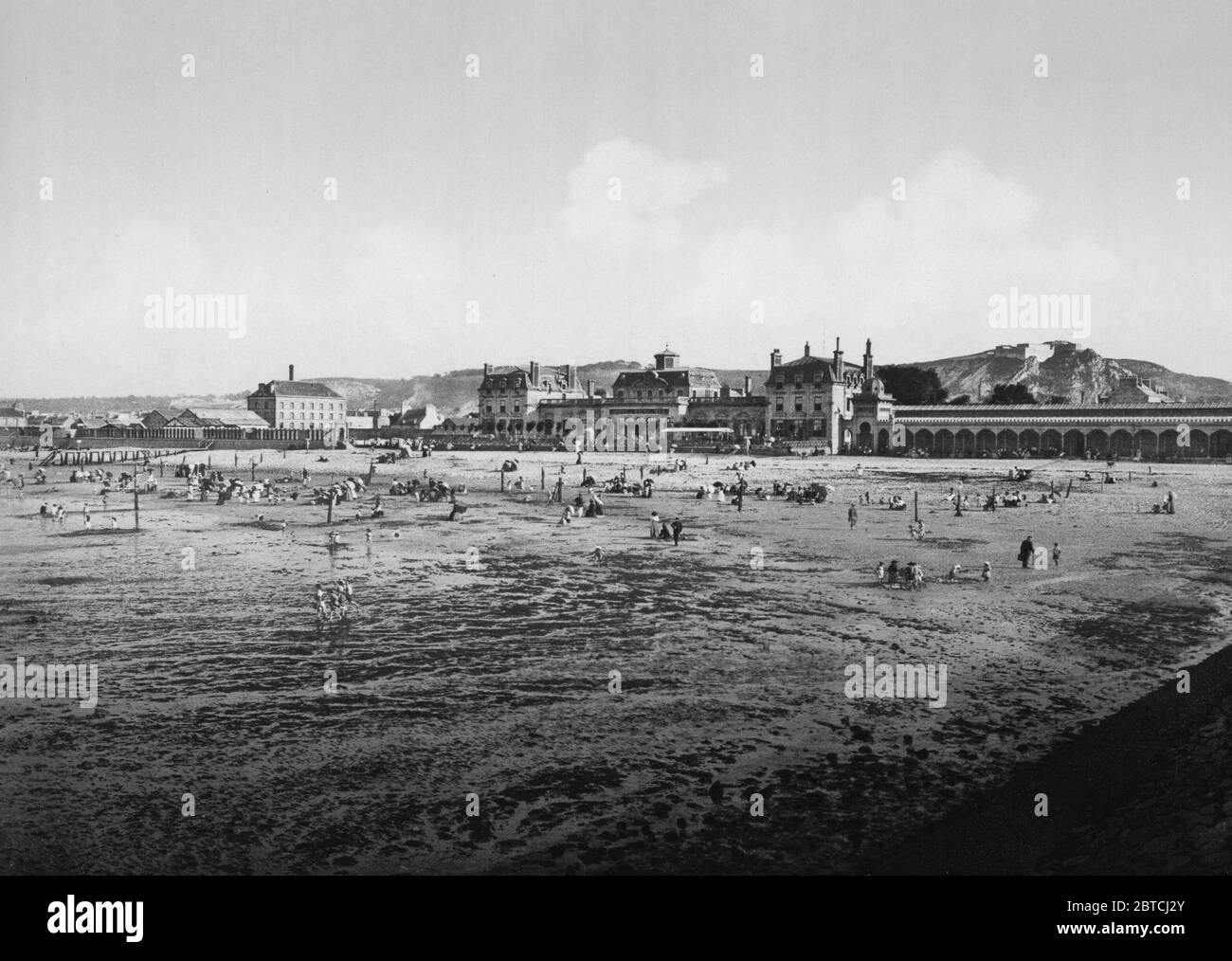 Casinò e la spiaggia con la bassa marea, Cherbourg, Francia ca. 1890-1900 Foto Stock