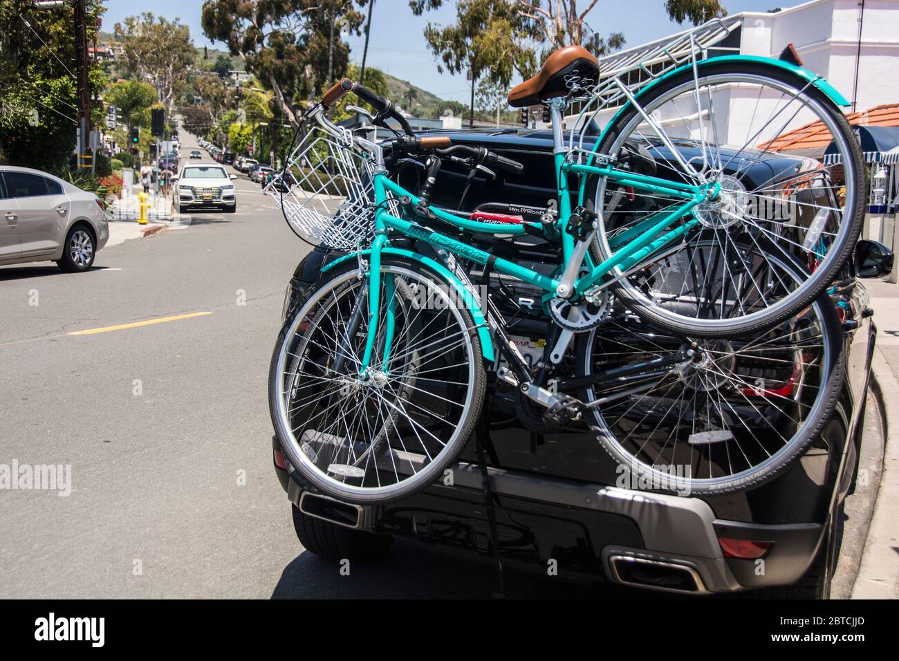 Un paio di biciclette sul retro di un SUV. Foto Stock