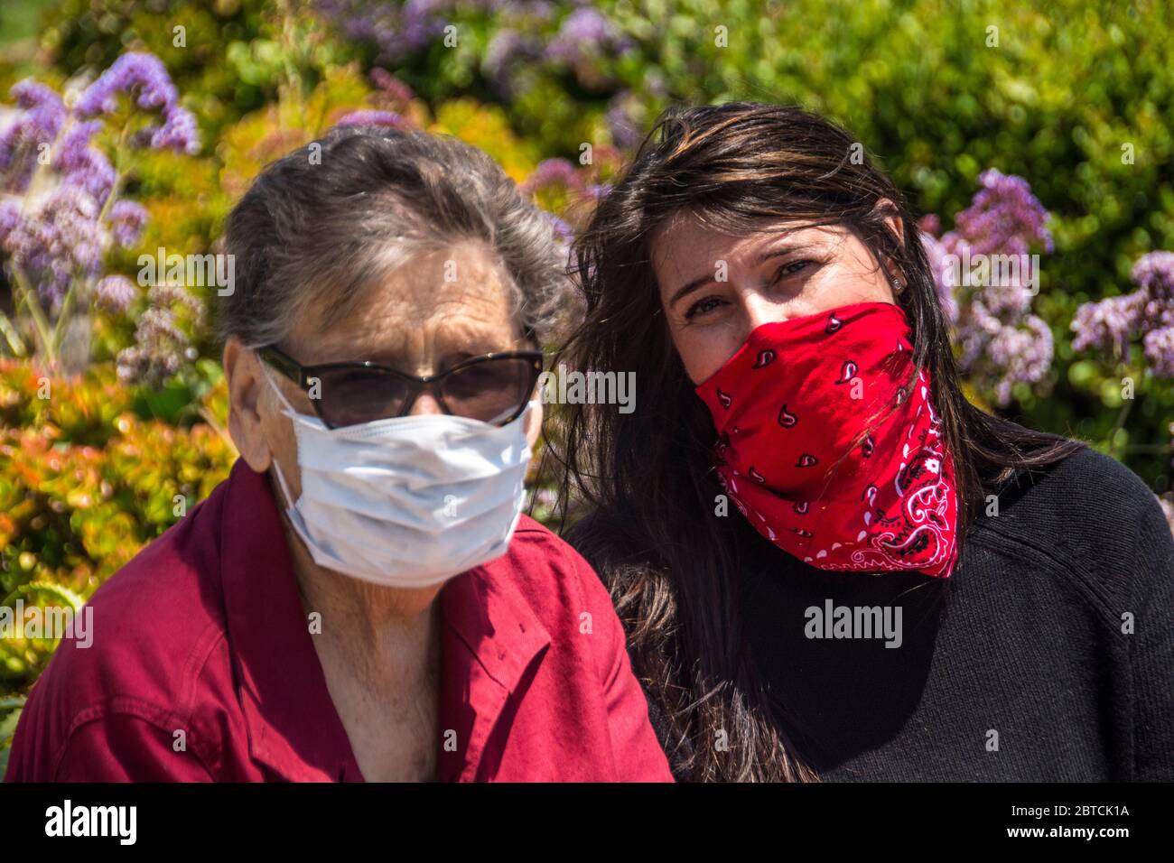 Una donna e sua madre indossano maschere, su una passeggiata Laguna Beach, California, Stati Uniti Foto Stock