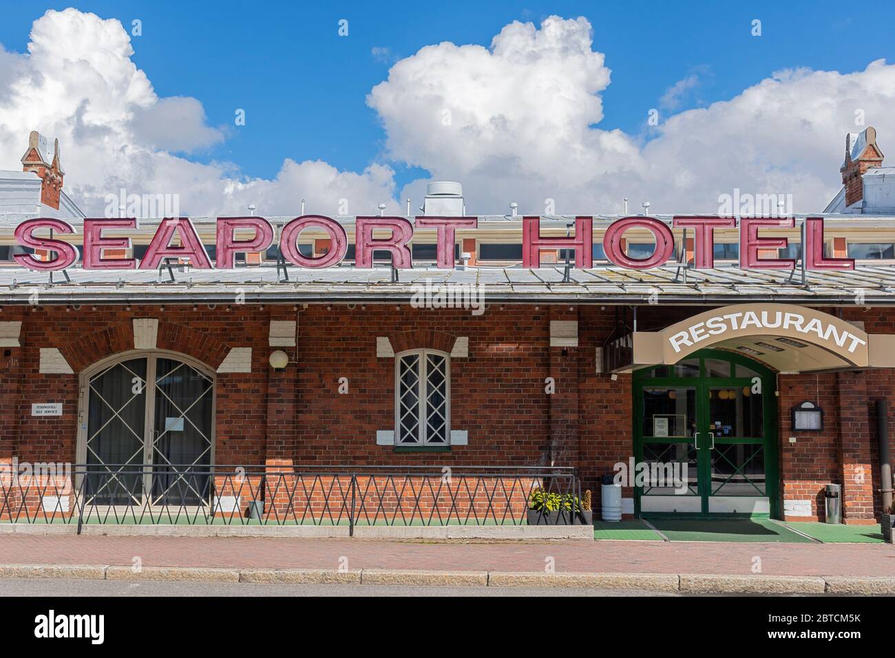 Seaport Hotel e Maestro resaurans in un vecchio edificio in mattoni al porto di Turku Foto Stock