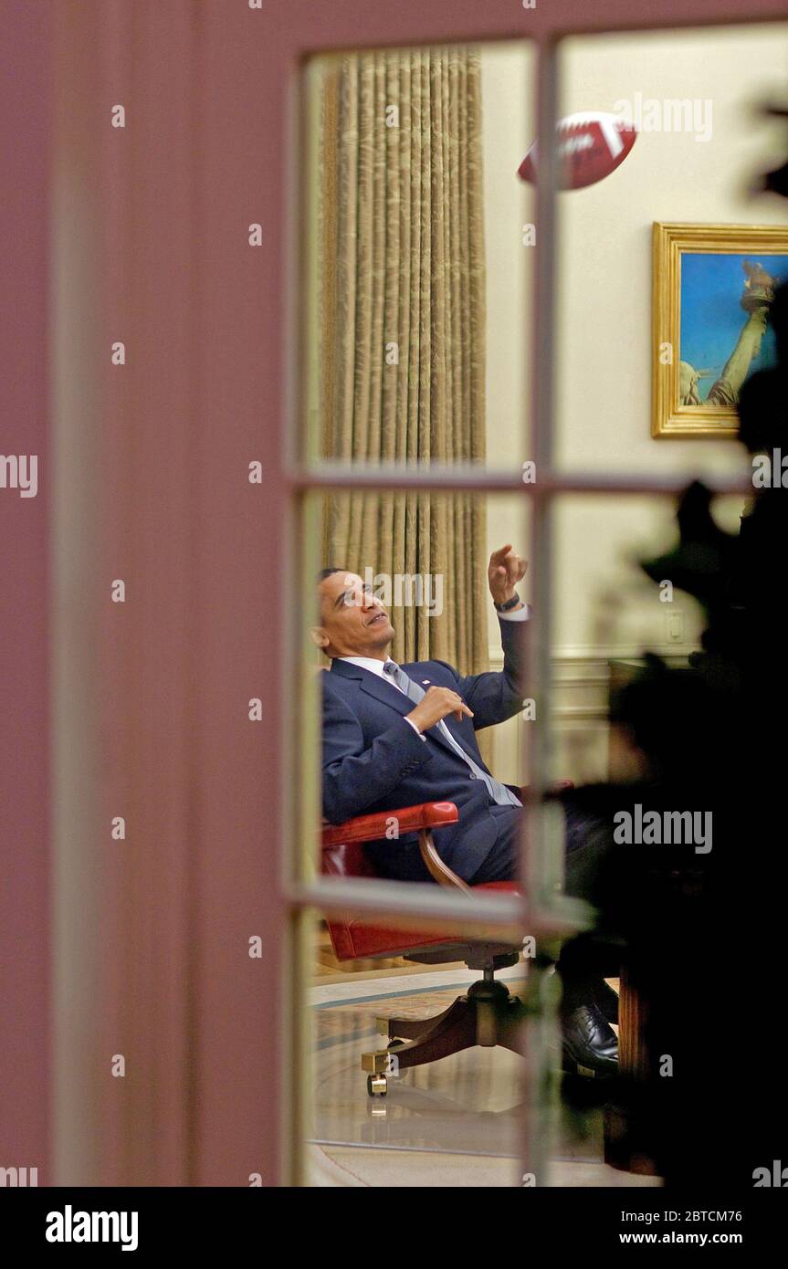Il presidente Barack Obama gioca con un calcio in ufficio ovale 4/23/09. Foto Stock