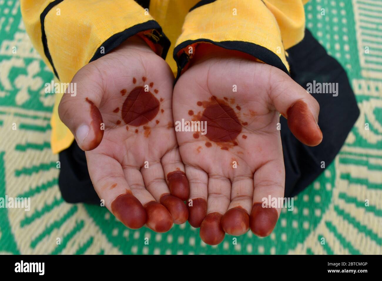 Kolkata, India. 25 Maggio 2020. Anche se ci sono diversi danni a causa della massiccia scala 'Amphan' e, d'altra parte, vi è blocco in tutto il paese a causa della diffusione del romanzo Corona virus Covid-19, ma la gente sta celebrando il festival Eid. Stanno cantando 'Naza' sul loro tetto e a casa. (Foto di Sudipta Das/Pacific Press) Credit: Pacific Press Agency/Alamy Live News Foto Stock