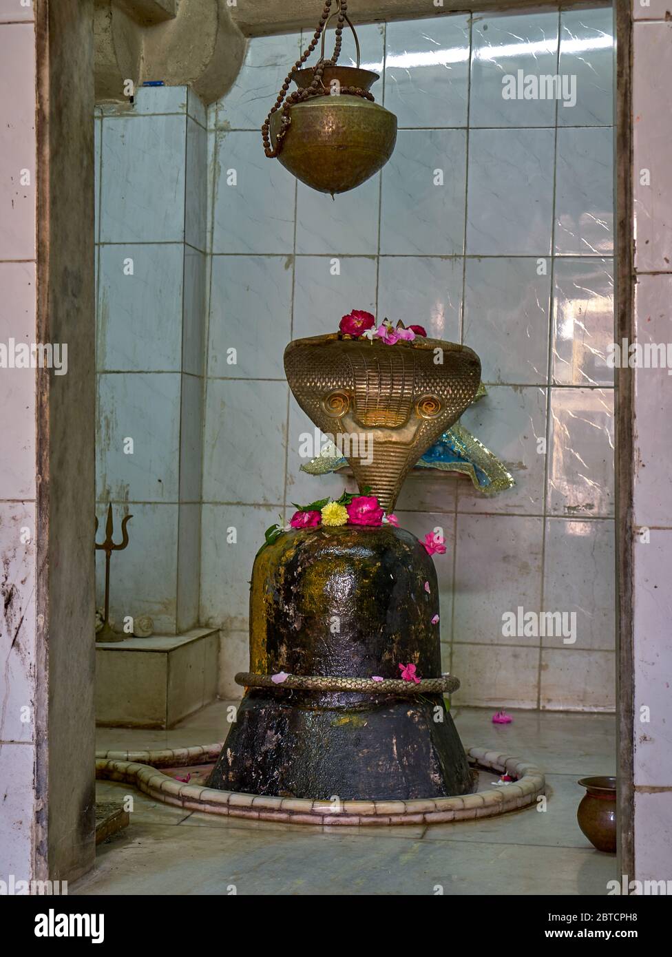 03 nov 2019 pietra Shiv Ling e Nag Raja al Tempio di Shiva vicino Digambar Jain Tempio (Bhiloda)Chandra Prbhu, Imli Bazar, Bhiloda, Gujarat India Foto Stock