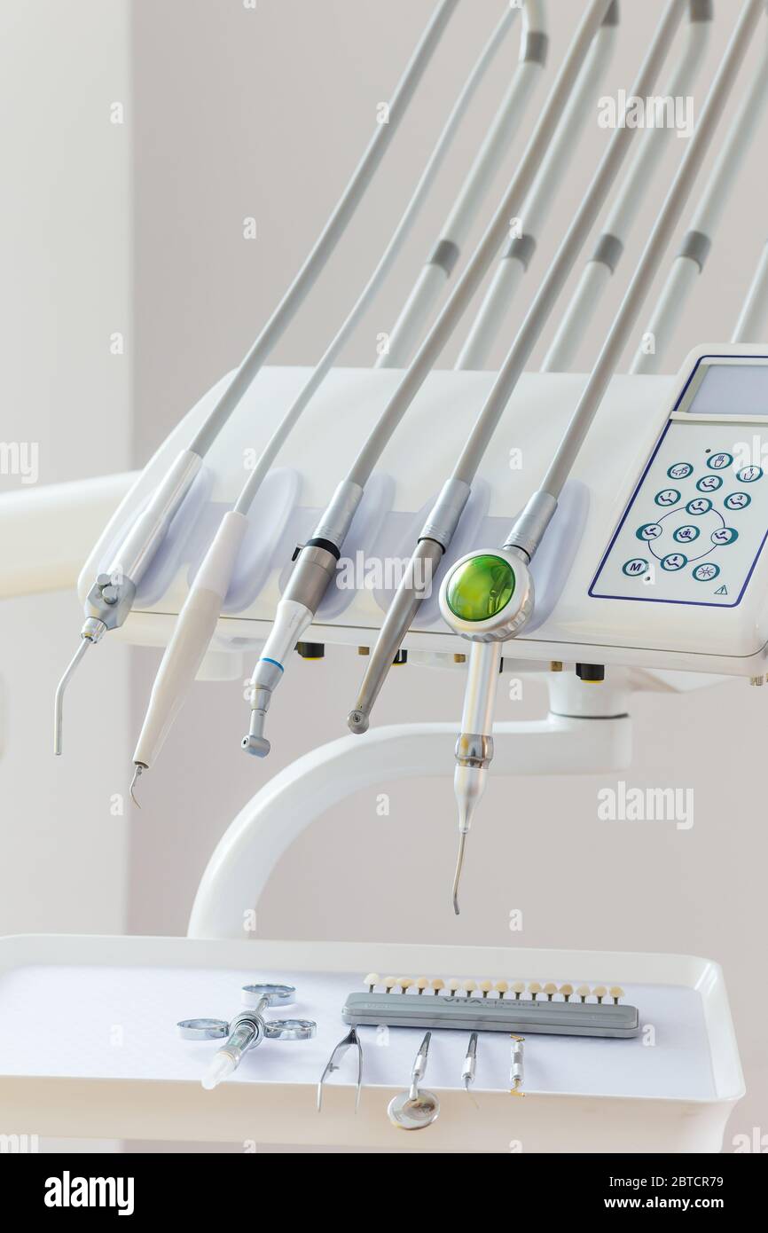 Attrezzatura medica e concetto di stomatologia, odontoiatria gialla Foto Stock