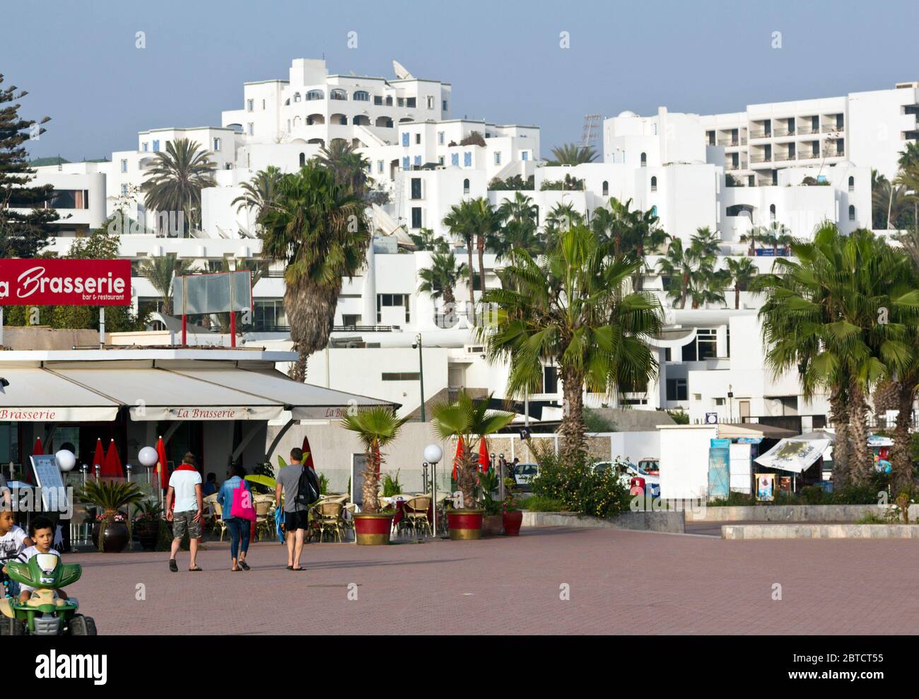 Marocco, Agadir, moderni edifici con terrazza sul lungomare Foto Stock