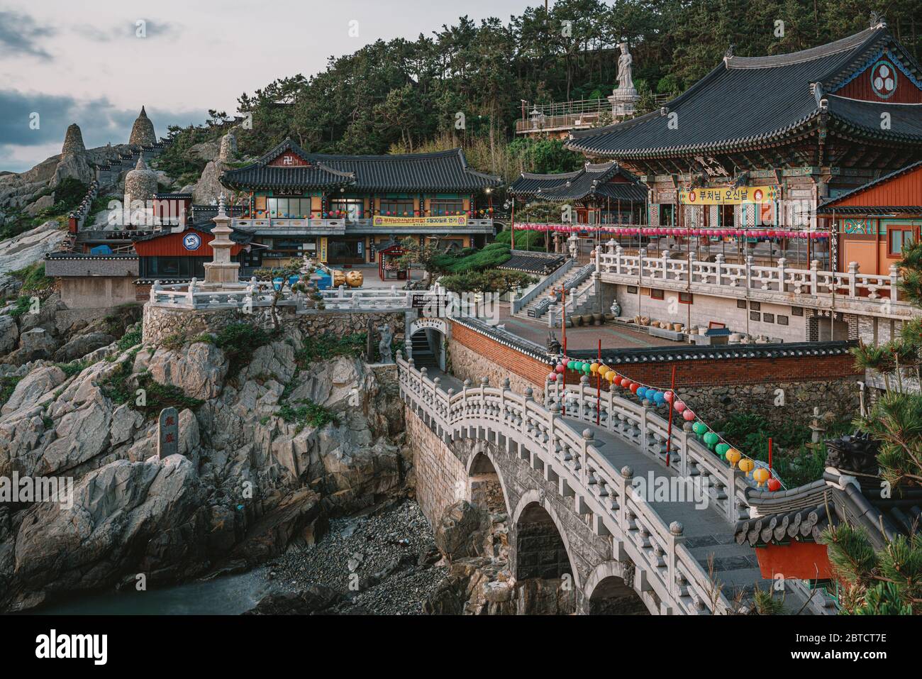 Busan, Corea del Sud - 22 maggio 2020: Haedong Yonggungsa, autopubblicizzato come il tempio più bello della Corea, si trova su una costa rocciosa a nord di Busan. Foto Stock