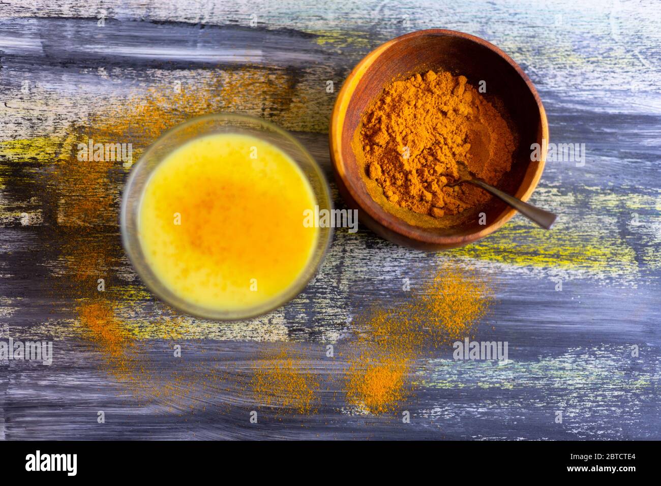 Latte in polvere dorato e un bicchiere di latte dorato. Foto Stock
