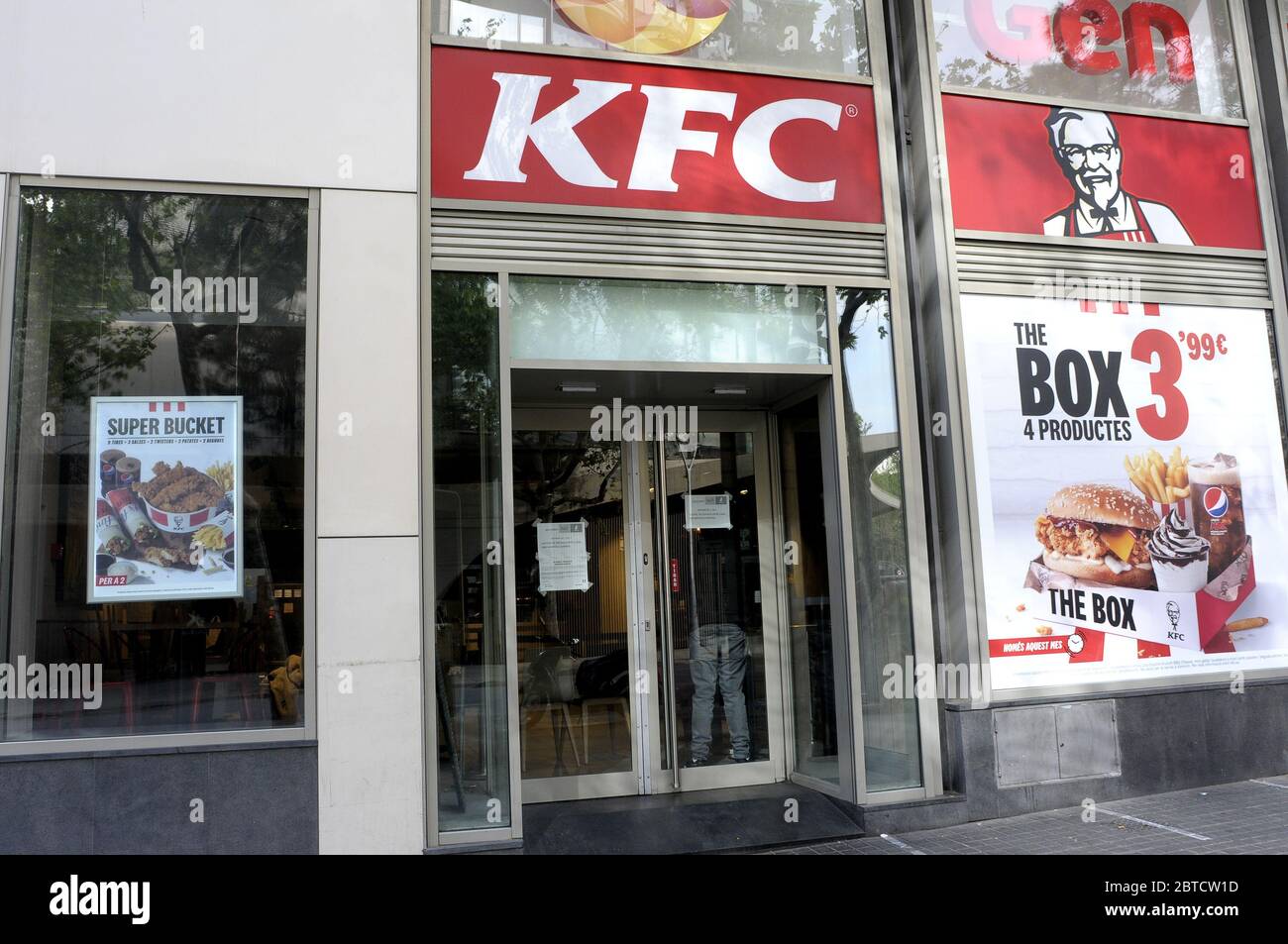 KFC, POLLO AMICO KENTUKY, APERTO SOLO PER SERVIZIO DI CONSEGNA E DI TAKE AWAY Foto Stock