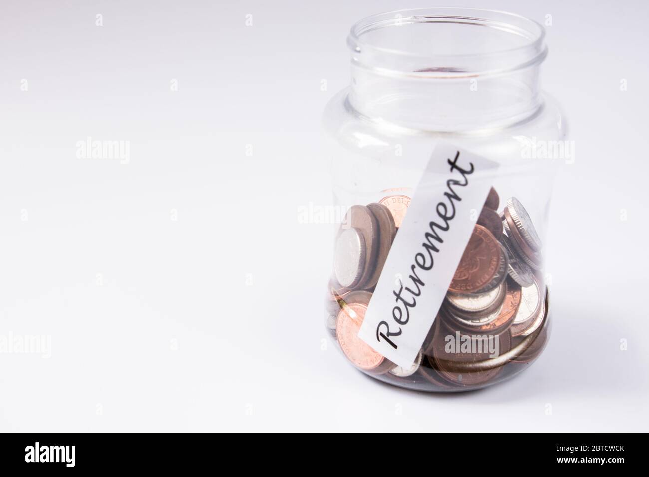 Concetto di deficit di denaro di pensione con i penny in vaso Foto Stock