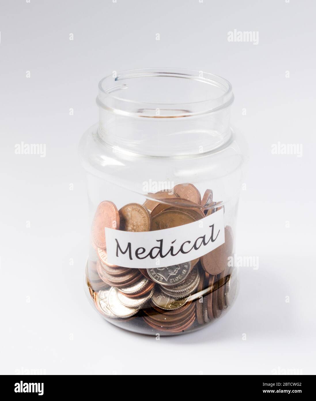 Risparmio di moneta in pentnies vaso verso spese mediche Foto Stock