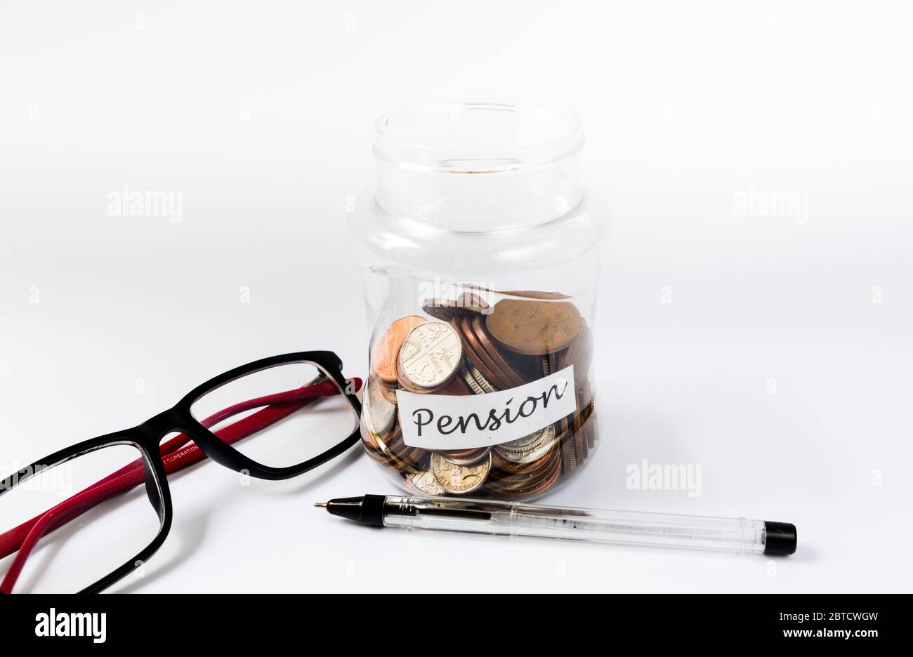 Risparmio di moneta in un vaso come banca piggy verso la pianificazione di pensione Foto Stock