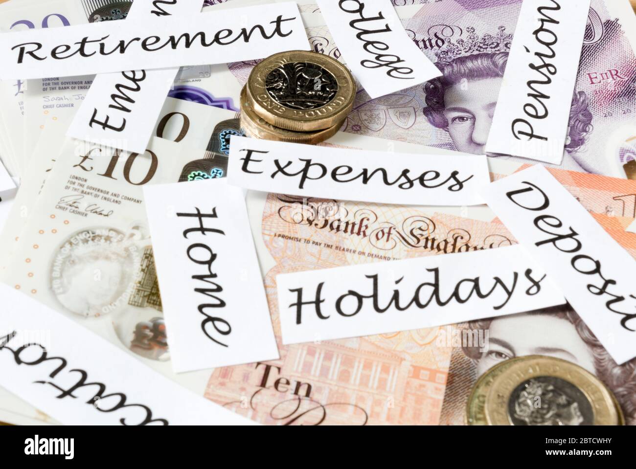 Sterlina britannica e monete in valuta per spese e risparmi Foto Stock