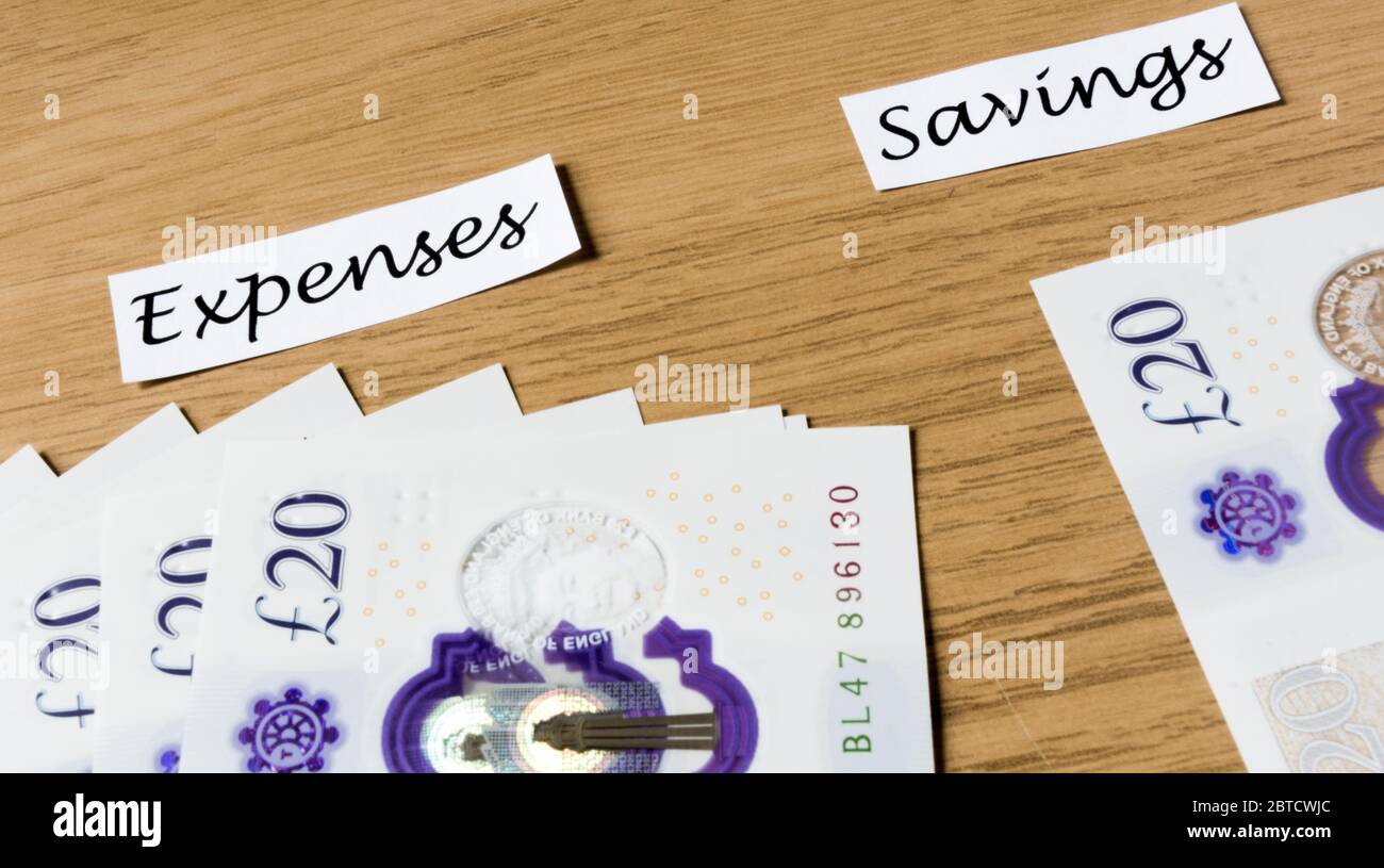 Grande importo di spese e poco concetto di risparmio con banconote poste sul tavolo Foto Stock