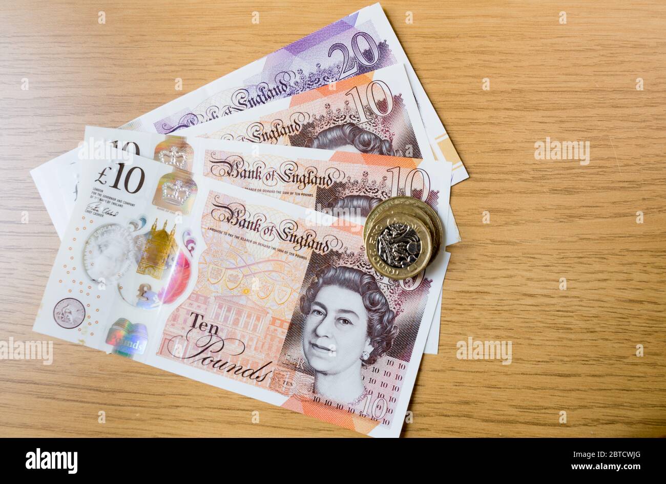 Banconote e monete in polimero in sterlina britannica Foto stock - Alamy
