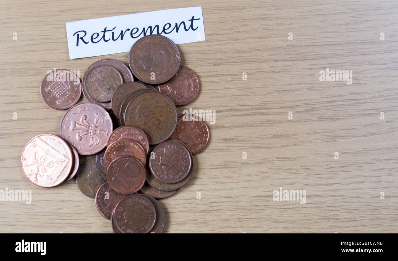 Risparmio di moneta in un vaso come banca piggy verso la pensione Foto Stock