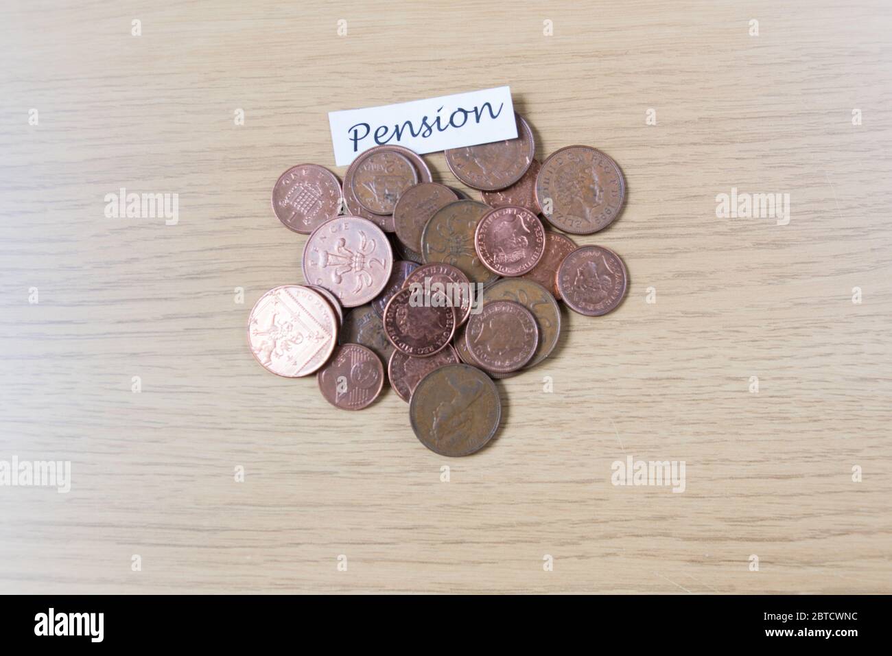 Risparmio di moneta in un vaso come banca piggy verso la pensione Foto Stock