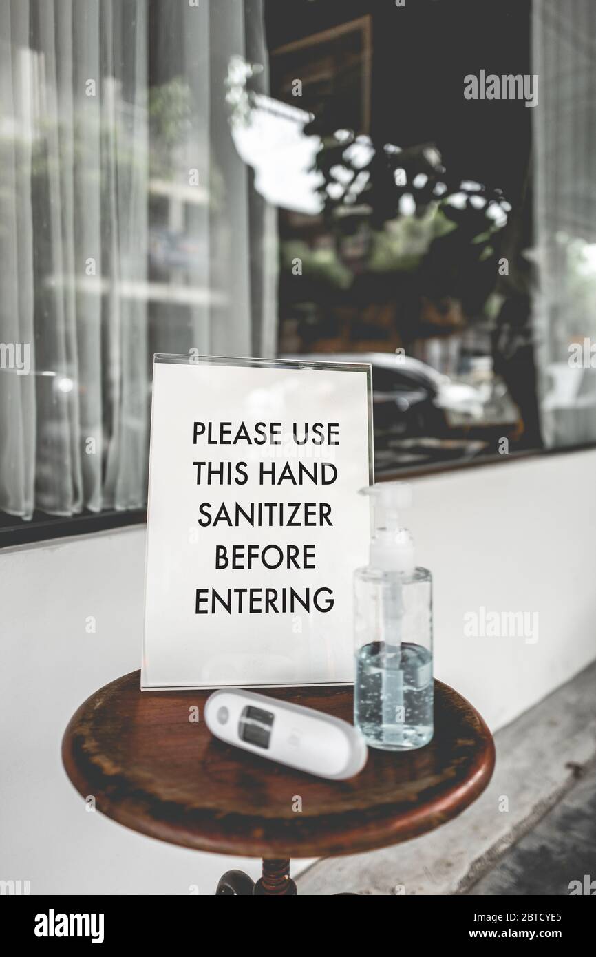 Gel igienizzante per le mani per la protezione contro i virus corona, UTILIZZARE QUESTO DISINFETTANTE PER LE MANI PRIMA DI ENTRARE Foto Stock