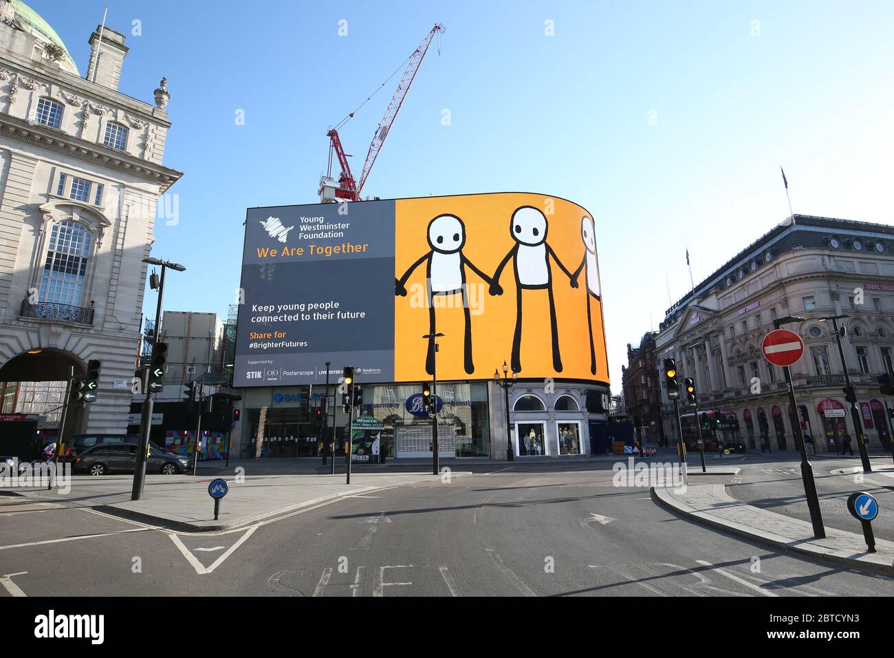 La Young Westminster Foundation (YWF), un'associazione benefica che sostiene i giovani del Westminster Borough, svelano la loro nuova e originale opera d'arte digitale dell'artista di graffiti STIK sullo schermo Piccadilly Lights, a Piccadilly Circus, nel centro di Londra. Foto Stock