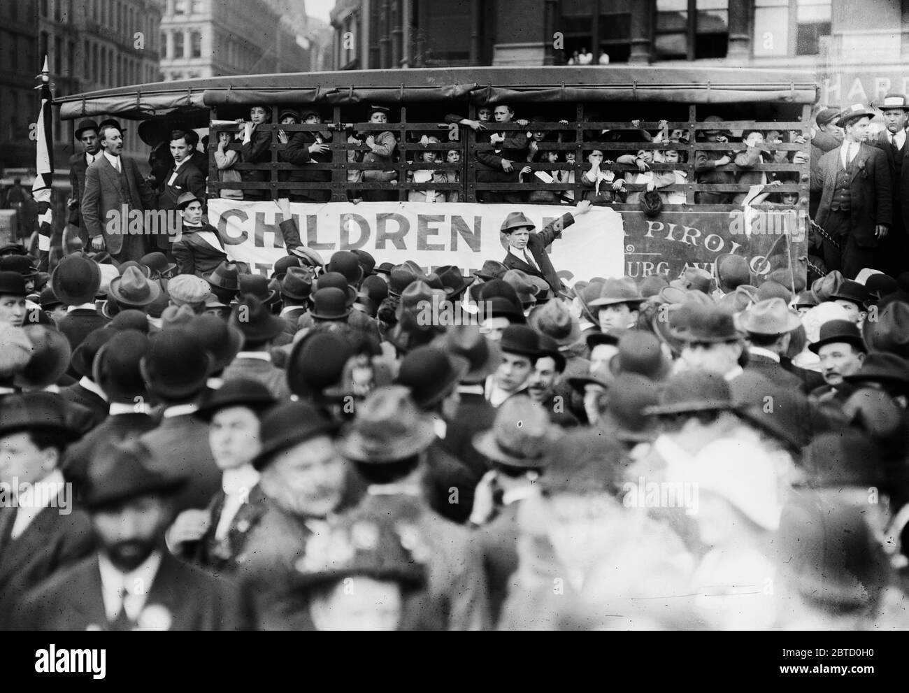 I bambini degli attaccanti dello Sciopero della seta di Paterson arrivano in Union Square, New York City durante la sfilata del giorno di maggio, 1 maggio 1913 Foto Stock