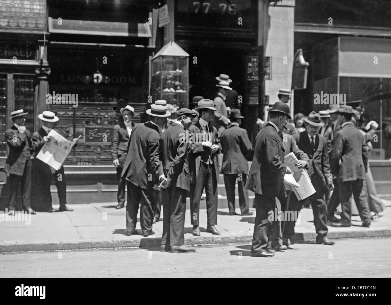Straordinari camerieri si radunarono fuori dalla loro sede sindacale durante uno sciopero dei camerieri a New York nel 1912 Foto Stock