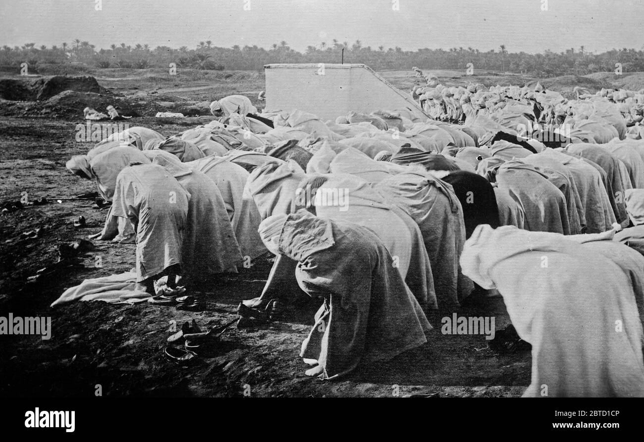Uomini arabi che pregano nel deserto ca. 1910-1915 Foto Stock
