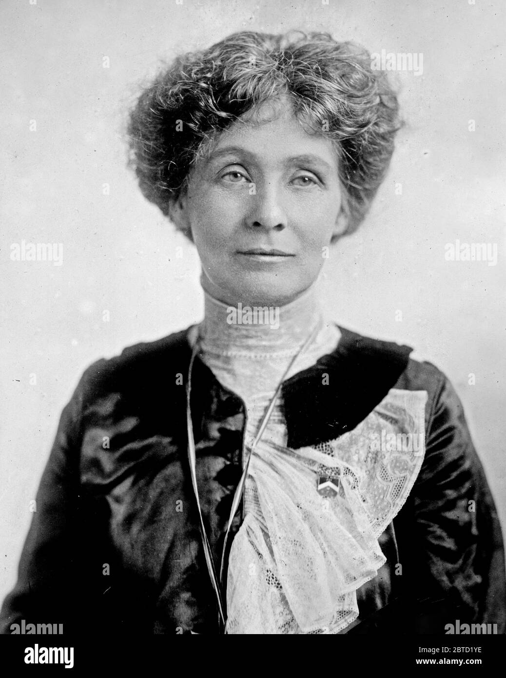 Inglese suffragista e attivista politico Emmeline Pankhurst (1858-1928), leader del movimento a suffragio femminile britannico ca. 1912 Foto Stock