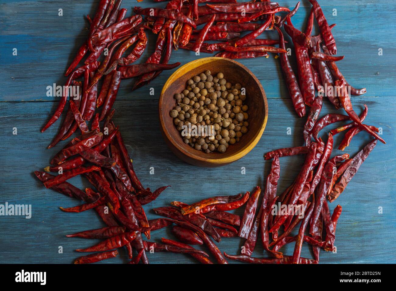 Peperoncini rossi caldi su tavola blu, per salsa. Foto Stock