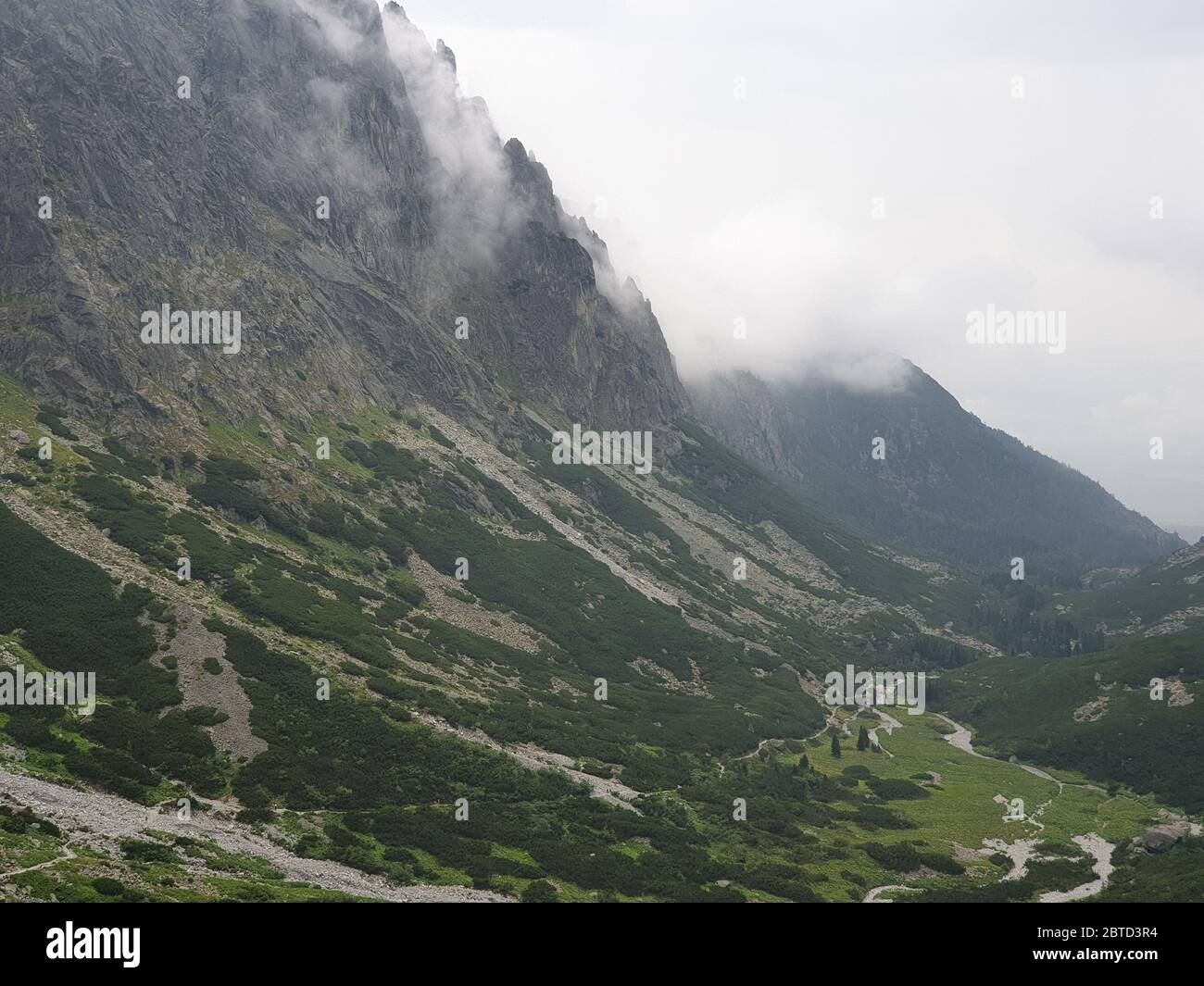 Paesaggio di alta montagna con nuvole Foto Stock