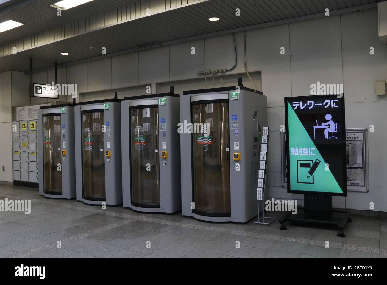 Stazione di lavoro, un posto a noleggio per lavoro è stato situato all'interno della stazione di Ikebukuro, una delle più trafficate di Tokyo. Foto Stock