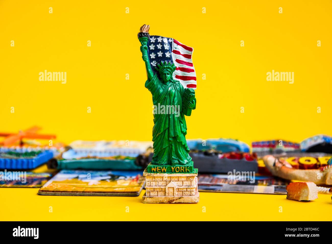 Magnete di New york su sfondo giallo, statua della libertà, concetto di viaggio Foto Stock