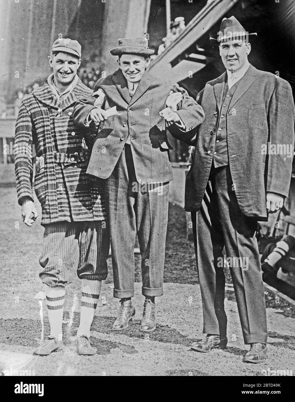 Bantam peso boxer Eddie campi (1893-1918) tenuto in su dal boxer pesante Jess Willard (1881-1968) (destra) e da Bill James (sinistra) ca. 1913 Foto Stock