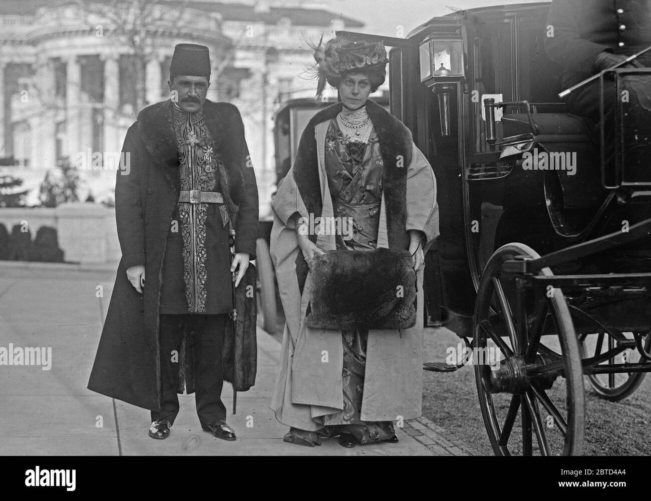 Mirza Ali Gholi (Kuli) Khan, Persiano Charge d'Affairs negli Stati Uniti, e sua moglie Florence Breed, di fronte alla Casa Bianca ca. 1913 Foto Stock
