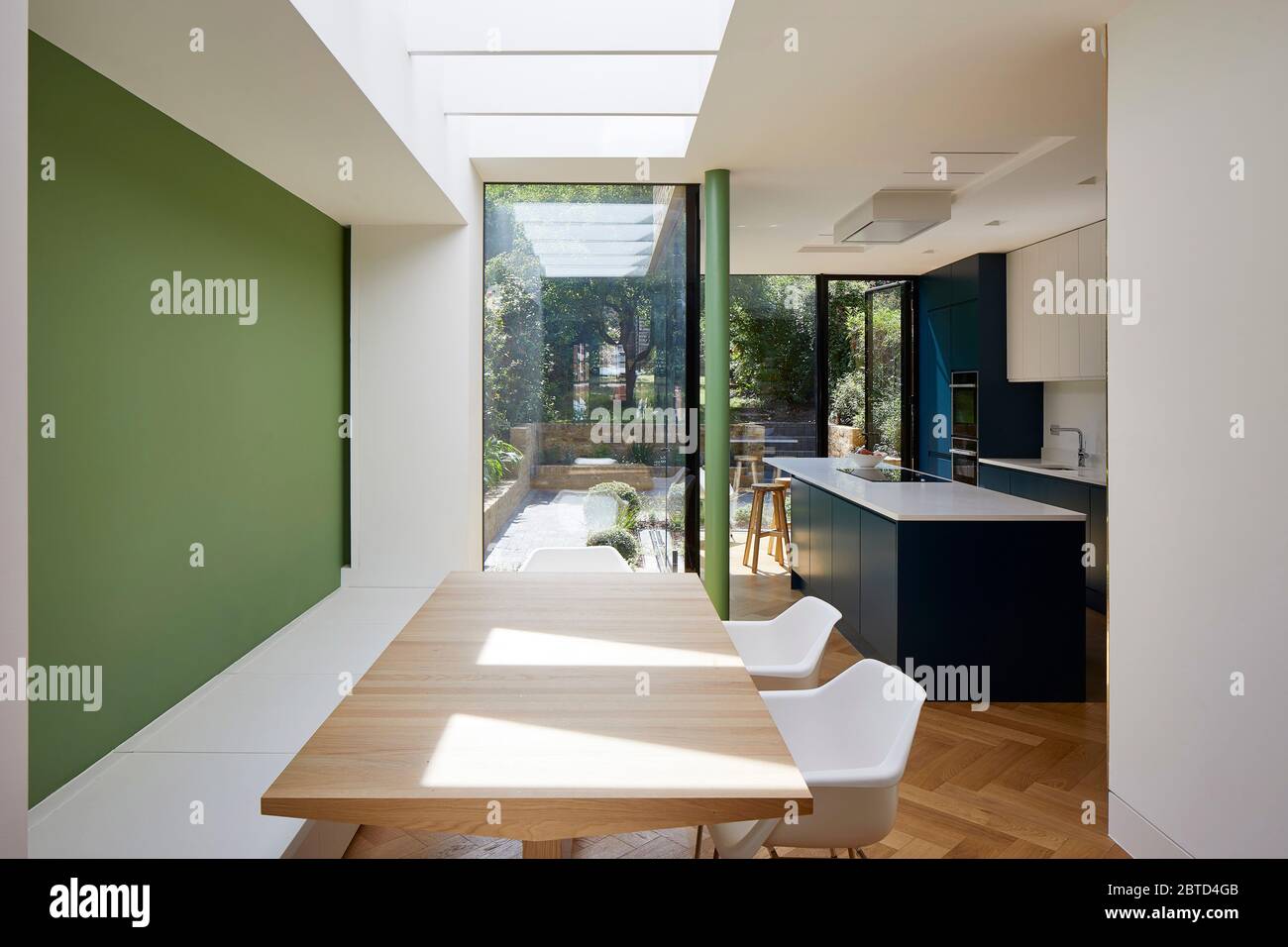 Zona pranzo con filtro luminoso. Long House, Londra, Regno Unito. Architetto: R2 Studio , 2018. Foto Stock