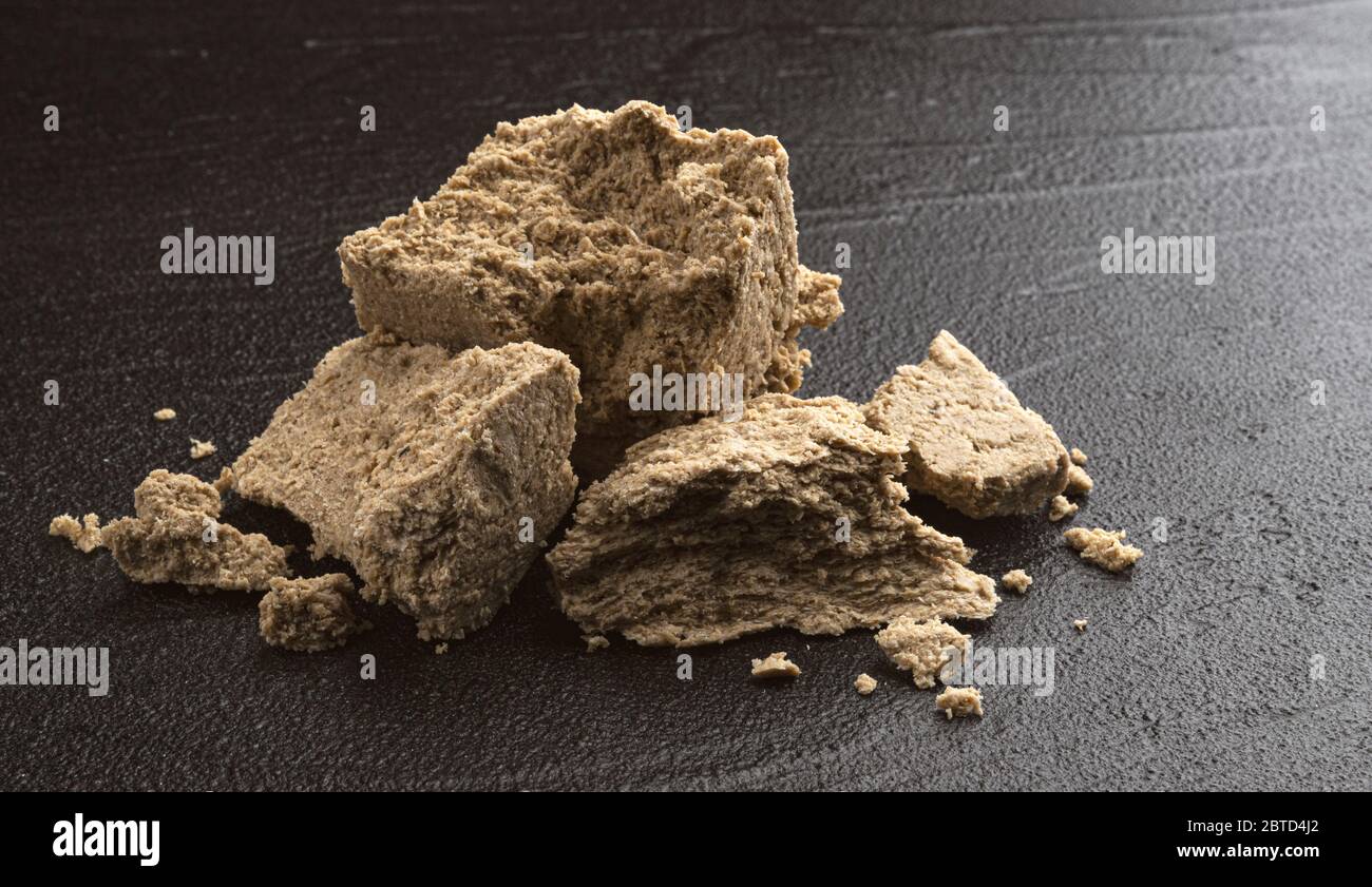 Pezzi di halva di girasole su sfondo nero Foto Stock