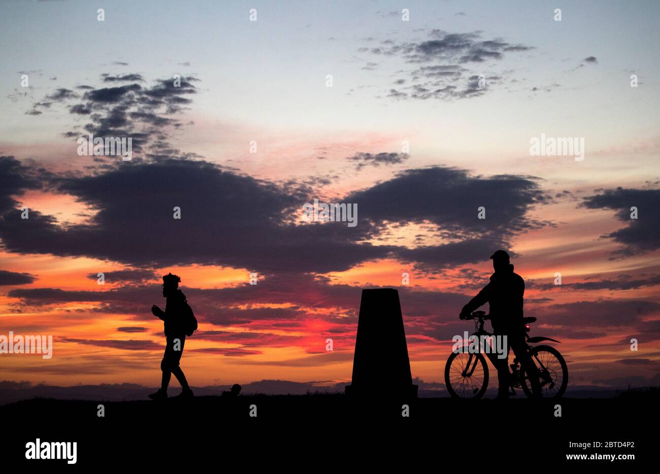 La gente guarda il tramonto da Calton Hill, Edimburgo. Foto Stock