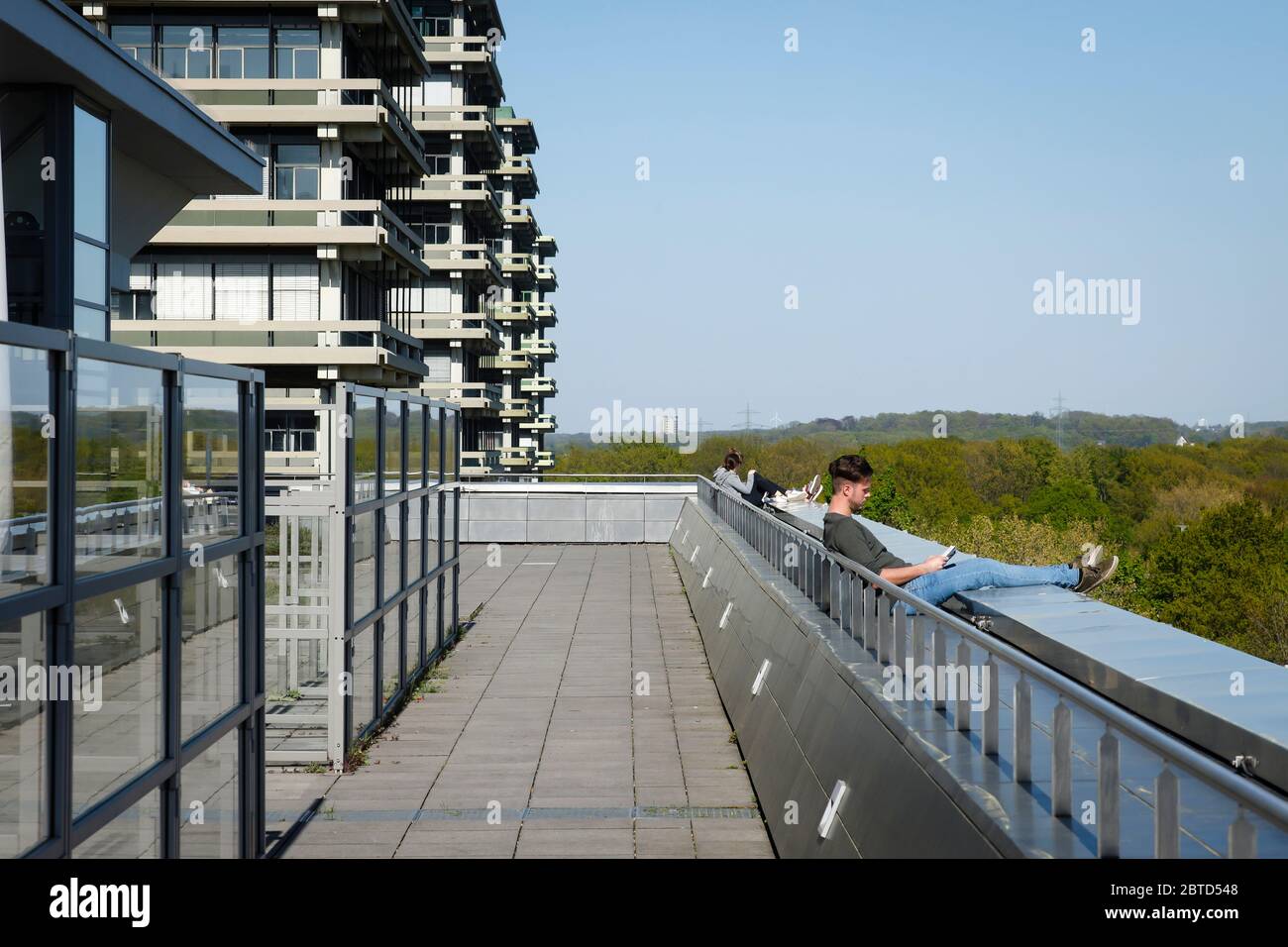 Bochum, Ruhr Area, Nord Reno-Westfalia, Germania - RUB, Ruhr-Università Bochum, in tempi della pandemia corona, gli studenti si rilassano nel campus, siedo i Foto Stock