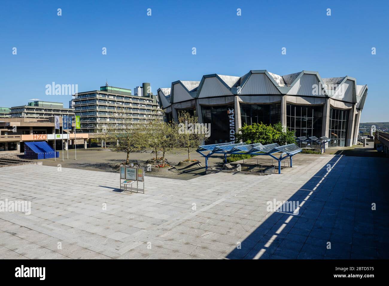 Bochum, zona della Ruhr, Nord Reno-Westfalia, Germania - RUB, Ruhr-Università Bochum, Piazza di fronte all'Audimax deserta in tempi di pandemia corona. Foto Stock