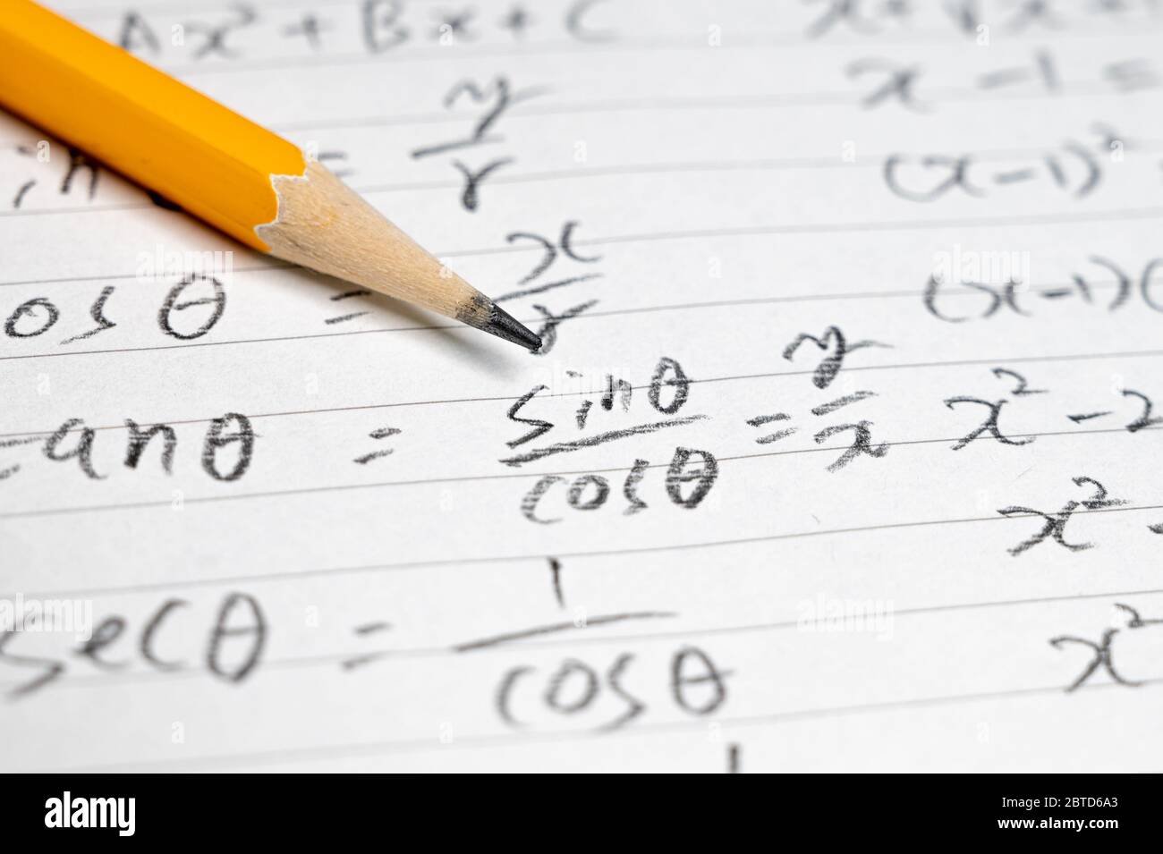 Background educativo concettuale con formule matematiche e matite. Foto Stock